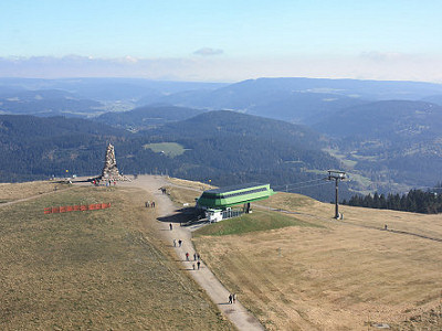 Bergstation der Feldbergbahn, vom Feldbergturm aus gesehen
