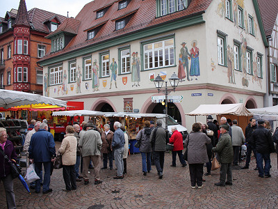 Markt vor dem historischen Rathaus