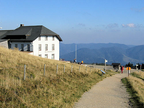 Am Belchenhaus an der Bergstation der Seilbahn