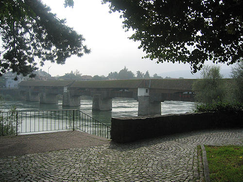 Gedeckte Holzbrücke über den Rhein