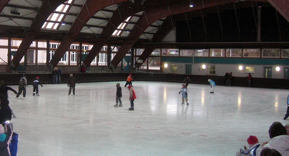 Eislaufhalle