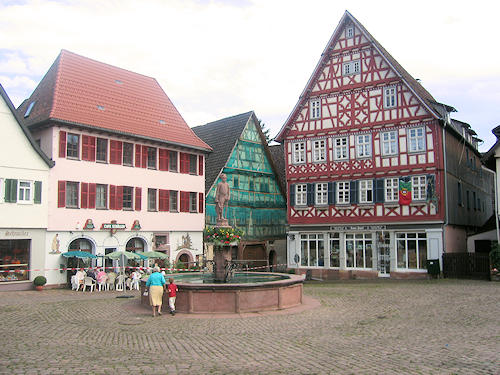 Marktplatz mit Fachwerkhaus