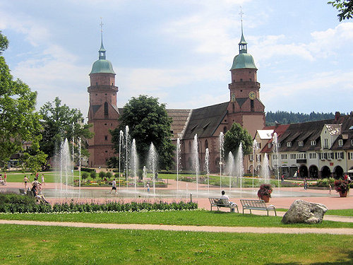 Marktplatz - Wasserspiele und Stadtkirche